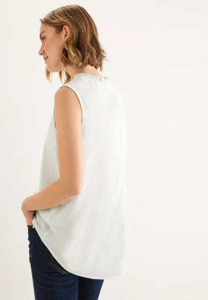 Ärmellose Bluse mit Rüschen - off white